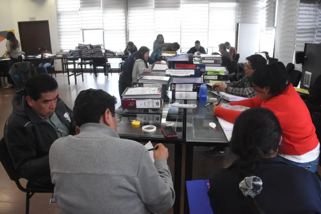 Funcionarios alistan la documentación de la gestión municipal. FOTO: GAMLP
