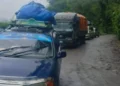 Varios vehículos quedaron varados en el sector San Bartolo tras la caída de una mazamorra. FOTO: RRSS
