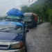 Varios vehículos quedaron varados en el sector San Bartolo tras la caída de una mazamorra. FOTO: RRSS