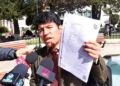 El abogado Camilo Vera muestra el fallo del Tribunal Agroambiental.
Foto: El Potosí.
