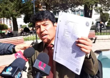 El abogado Camilo Vera muestra el fallo del Tribunal Agroambiental.
Foto: El Potosí.